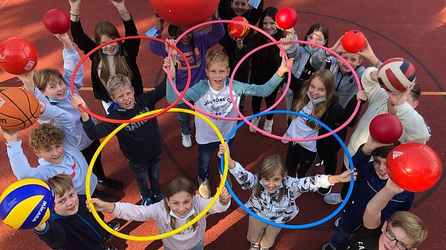Bild: Sie symbolisieren den olympischen Geist und leben ihn mit ihrem Klassenlehrer Martin Schneider auch au&szlig;erhalb des Unterrichts aus, die 6-4