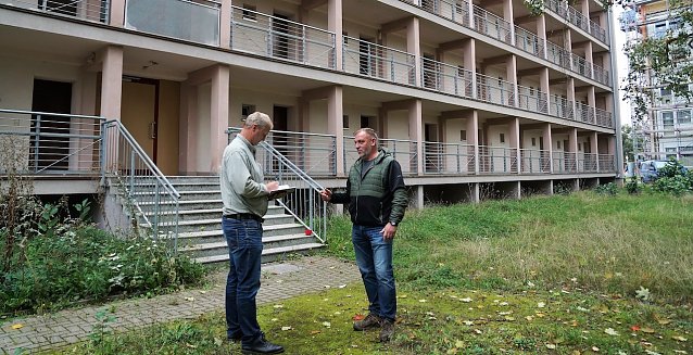 Bild: Karsten Gr&uuml;neberg von der SWG bespricht mit Ulf Thelemann, Gesch&auml;ftsf&uuml;hrer der Gebr&uuml;der Aurin GmbH aus Hamma die letzten Details vor dem R&uuml;ckbau des 52 Jahre alten DDR-Blocks.