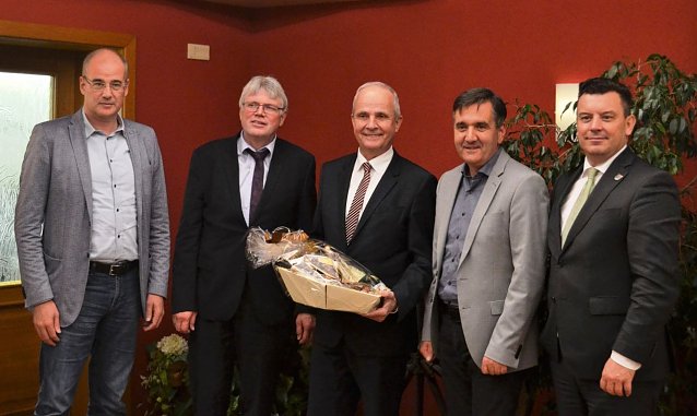 Bild: v.l.: Verabschieden Landrat Thomas Brych (Mitte): Landrat Matthias Jendricke, Landrat a. D. Martin Skiebe, Landrat Thomas Balcerowski und Landrat Andr&eacute; Schr&ouml;der