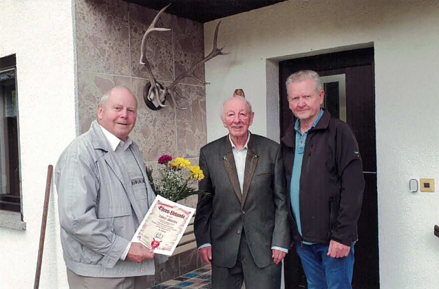 Bild: ie Vorstandsmitglieder Manfred Wedekind (li. im Bild) und Helmut Schneider (re. im Bild) &uuml;berbrachten die Gl&uuml;ckw&uuml;nsche. 