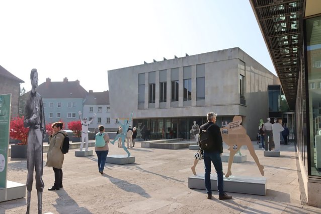 Bild: Die Ausstellung zu j&uuml;dischen Sportstars ist zur Zeit vor der Bibliothek zu sehen