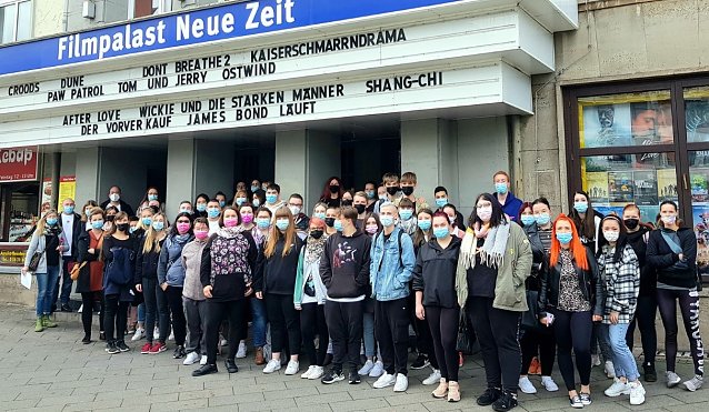 Bild: Sch&uuml;ler des IWK vorm Nordh&auml;user Kino