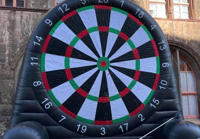 Bild: Die sechs Meter hohe Dartscheibe