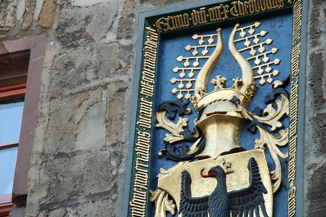 Bild: Goldener Theo: der "Theodosius-Stein" am Rathaus konnte im vergangenen Jahr restauriert werden