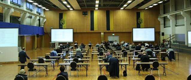 Bild: Stadtratssitzung in der Ballspielhalle