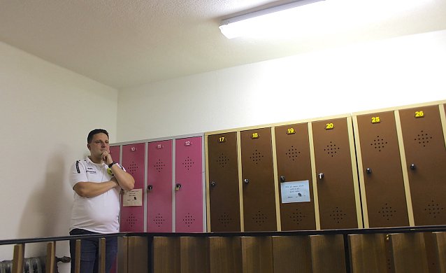 Bild: Ein nachdenklicher Tobias Ostmann vor den Spinden der Frauenumkleide im zugigen Hausflur