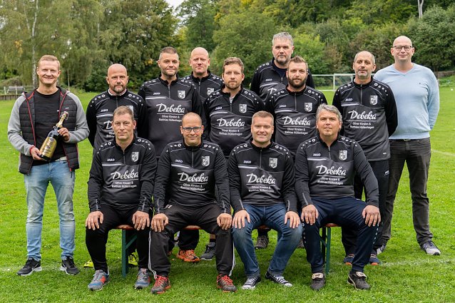 Bild: Trainer und Funktion&auml;re der SG Harztor neu eingekleidet