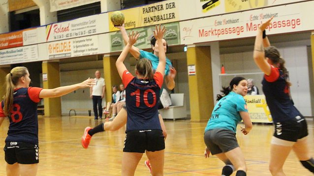 Bild: Das 1:0 durch Claudia Dudek. Die NSV-Kapit&auml;nin war mit insgesamt acht Toren eine echte Anf&uuml;hrerin ihrer Mannschaft.