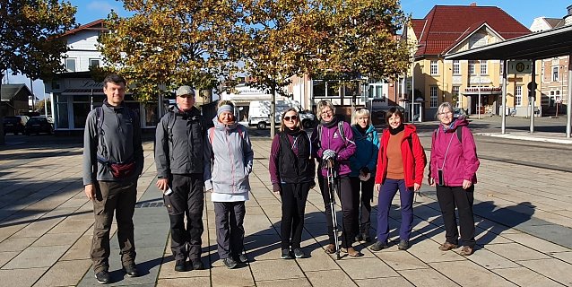 Bild: Acht der insgesamt zehn Teilnehmer des 39. S&uuml;dharz-Hunderters vor dem Nordh&auml;user Bahnhof wenige Sekunden vor dem Start zur Nonstop-Wanderung nach Halle