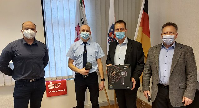 Bild: &Uuml;bergabe einer W&auml;rmebildkamera an die Feuerwehr Ellrich