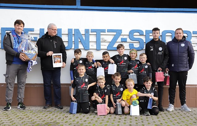 Bild: v.l.n.r.: Nils Porombka, Michael Manthey , Johannes K&ouml;nitzer, Andy Seidel. Dazwischen die Spieler der F-Jugend 