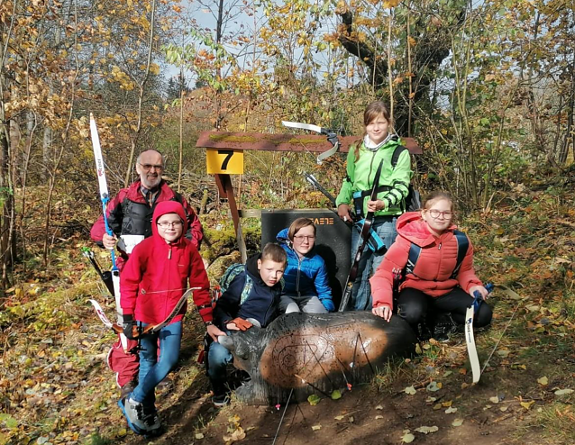 Bild:  Auch den Kindern des Vereins wurde zu Beginn der Herbstferien eine Schnupperrunde im 3D-Parcours in Hohegei&szlig; erm&ouml;glicht. Sie hatten trotz feuchtkalten Wetters sichtlich Spa&szlig; und zeigten, dass auch sie mit ihren B&ouml;gen schon gut umgehen k&ouml;nnen. 
