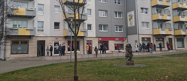 Bild: Schlange vor dem Testzentrum in der Bahnhofstra&szlig;e
