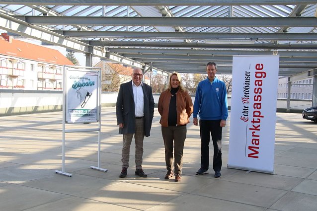 Bild: Wollen den Menschen eine eisige Freude rund ums Fest bereiten: (v.l.) Torsten Pietzsch, Anjane Wallenta von der Marktpassage und Andreas Meyer vom LK Sportmarketing