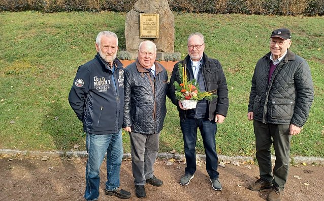 Bild: Blumen wurden am Denkmal des Rennfahrers Paul Greifzu abgelegt