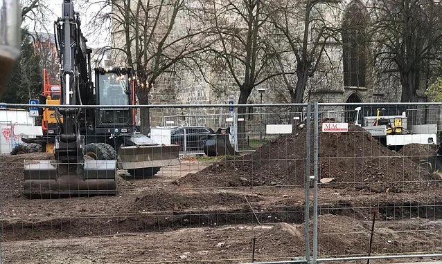 Bild: Baustelle auf dem ehemaligen Parkplatz vor der Blasiikirche