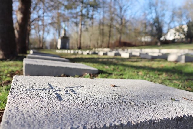 Bild: Grabplatten auf dem Ehrenfriedhof