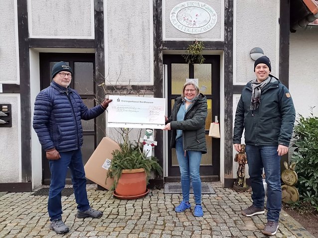 Bild: Spenden&uuml;bergabe in Petersdorf