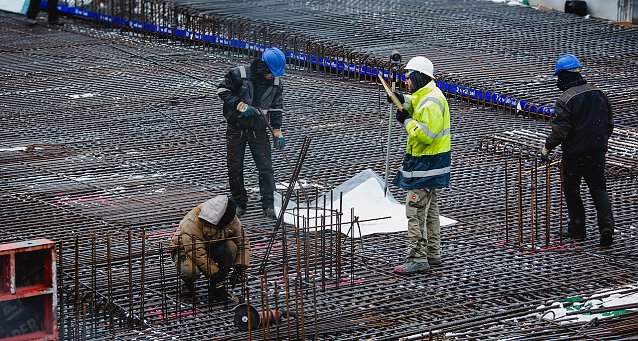 Bild: Arbeiter auf einer Winterbaustelle