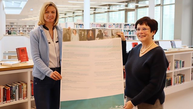 Bild: B&uuml;rgermeisterin Alexandra Rieger und Bibliotheksleiterin Hildegard Seidel