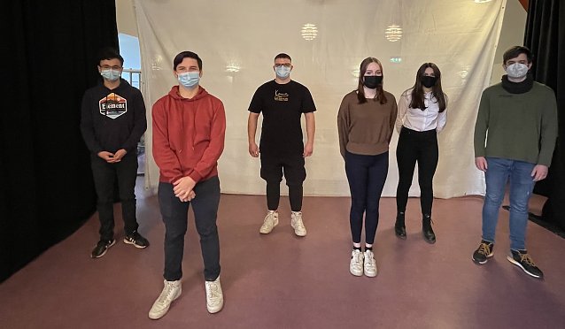 Bild: Die Gewinner der Debattierrunden (v.l) Tim R&ouml;diger, Lukas Kunde, Daven J&ouml;dicke, Lena Dittberner, Maximilian Sch&auml;rf und Adea Kullashi