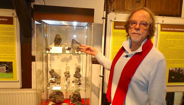 Bild: Museumsleiter J&uuml;rgen Rennebach vor den Exponaten