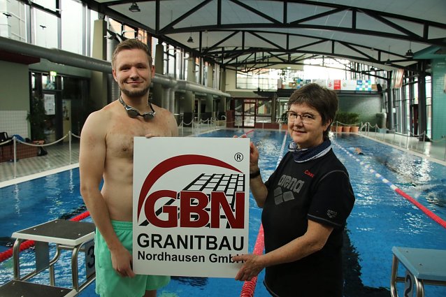 Bild: Schwimmen f&uuml;r die gute Sache - Stephan Ostermann und Trainerin Katrin Berndt