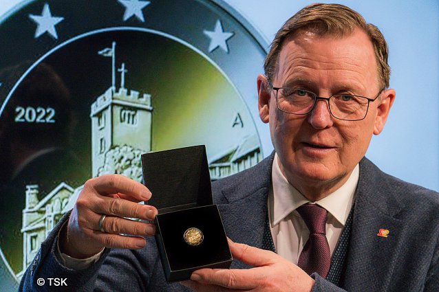 Bild: Stolz pr&auml;sentiert der Ministerpr&auml;sdient die M&uuml;nze