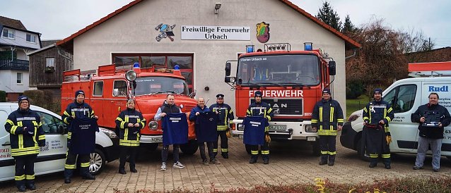 Bild: Die Urbacher Feuerwehrleute mit ihren Sponsoren