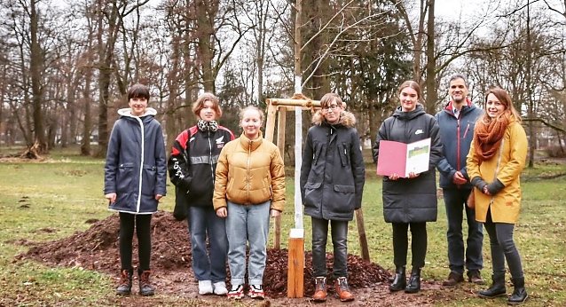 Bild: Das Nordh&auml;user Kinder- und Jugendparlament pflanzte einen Baum