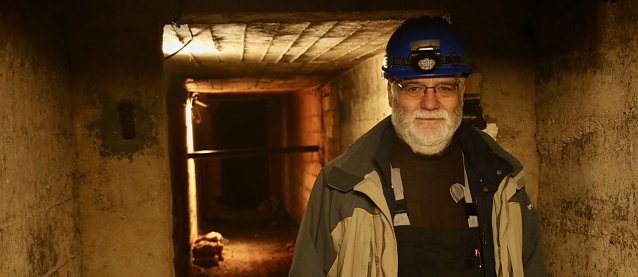 Bild: Wieder unter Tage - Michael Garke am Eingang zum alten Splitterschutzgraben in der Barf&uuml;&szlig;erstra&szlig;e