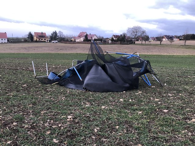 Bild: Der Sturm wehte in Schernberg (Kyffh&auml;userkreis) ein Trampolin, gl&uuml;cklicherweise mehrere hunderte Meter auf ein Feld. 