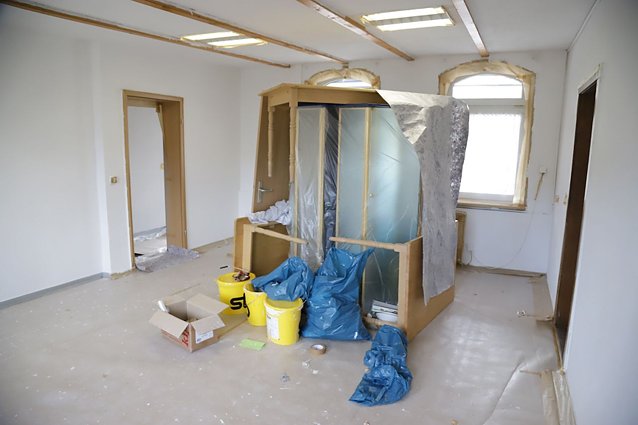 Bild: Die Vorbereitungen f&uuml;r die Arbeiten an der "Business Lounge" sind schon abgeschlossen