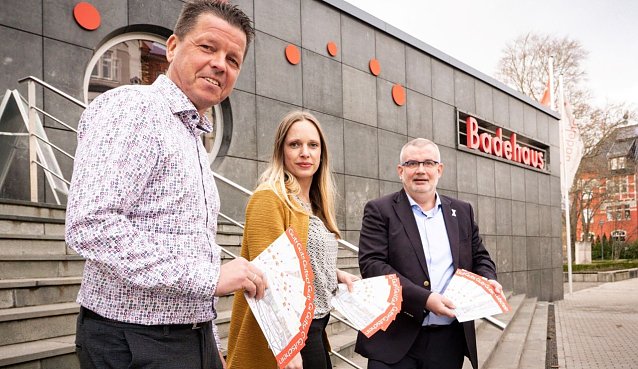 Bild: Jens Eisenschmidt (Gesch&auml;ftsf&uuml;hrer Badehaus Nordhausen), Christin John (Netzwerkkoordinatorin Fr&uuml;he Hilfen) und Stefan N&uuml;&szlig;le (1. Beigeordneter LK Nordhausen)