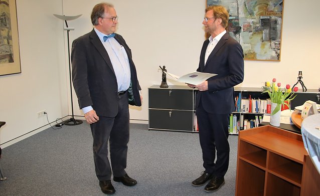 Bild: Links Vizepr&auml;sident ThOVG Volker Bathe, rechts Justizminister Dirk Adams