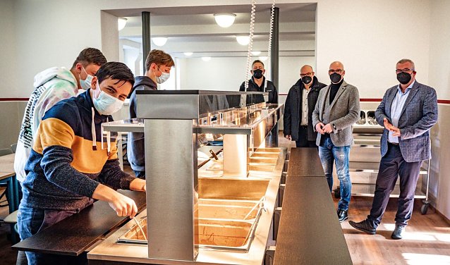 Bild: Am Herder-Gymnasium freut man sich &uuml;ber die modernisierte Mensa