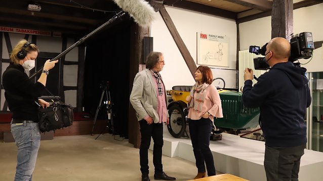 Bild: Das Fernsehen war im Tabakspeicher und befragte J&uuml;rgen Rennebach