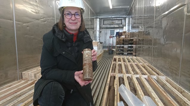 Bild: Begehrter Rohstoff aus &uuml;ber 600 Metern Tiefe - Babette Winter zeigt das Kali-Salz dass der Bohrer nach oben geholt hat
