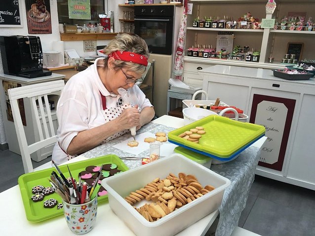 Bild: Jutta Herzberg braucht nicht nur Talent und eine ruhige Hand. Entscheidend sind die Rezepte f&uuml;r die Pl&auml;tzchenmalfarbe. Nur dann kann nichts verlaufen.