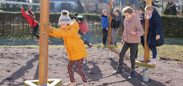 Bild: &Uuml;ber mehr Platz zum spielen und toben sowohl drau&szlig;en wie auch drinnen freuen sich die Kinder der Petermann-Grundschule in Bleicherode