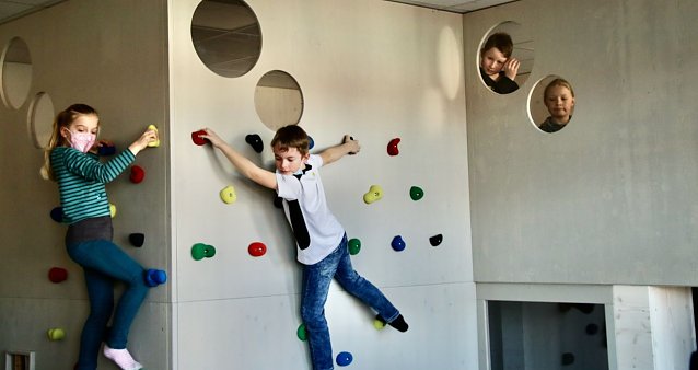 Bild: Das "Mobiliar" f&uuml;r die zwei Abenteuerr&auml;ume der Grundschule wurde von der Service-Gesellschaft gefertigt