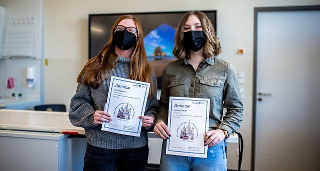 Bild: Die Preistr&auml;gerinnen Charlotte Post und Jasmina Rogge mit ihrem Diplom