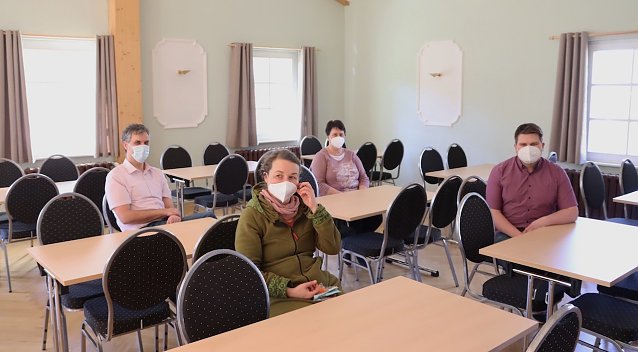 Bild: Sitzprobe auf den neuen St&uuml;hlen im Dorfgemeinschaftshaus