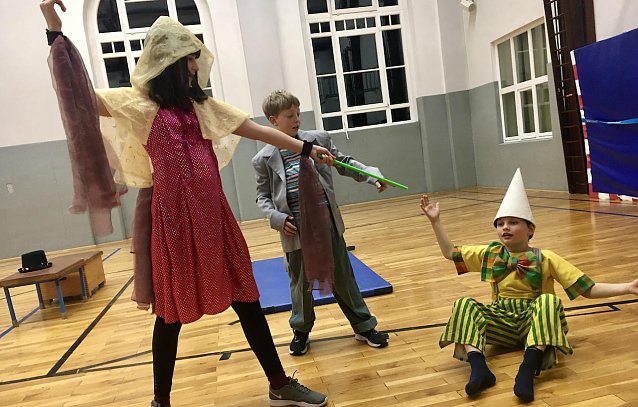 Bild: Beim Proben f&uuml;r das neue Programm: Kinderzirkus Zappelini