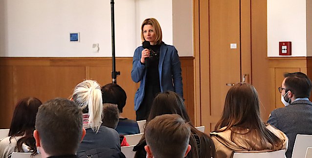 Bild: Auswertung des Sch&uuml;lerferien-Projekts durch B&uuml;rgermeisterin Alexandra Rieger