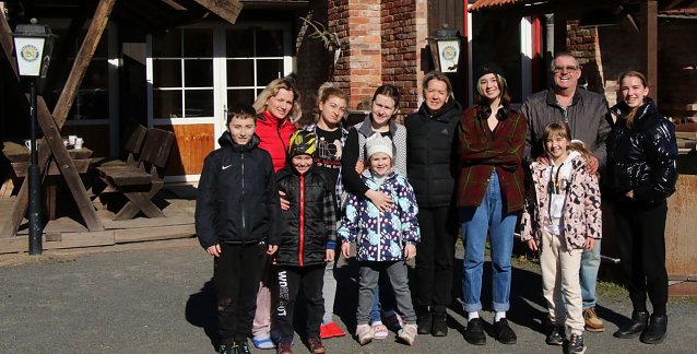 Bild: Daryna (links) ist mit ihrer Familie und einigen Freunden dank Bertram K&uuml;hrt erst einmal in Neustadt untergekommen.