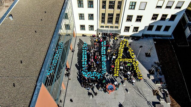 Bild: No War - Humboldtianer setzten Zeichen f&uuml;r den Frieden