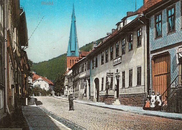 Bild: Colorierte Postkarte mit dem ehemaligen Gasthof Zur Goldenen Krone. (damals auch Goethehaus genannt) Inhaber Carl Hebestreit von 1890 mit der angebrachten Gedenktafel