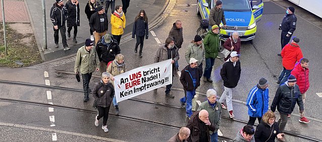 Bild: In kleinen Gruppen zog die Gruppe zum Bahnhof