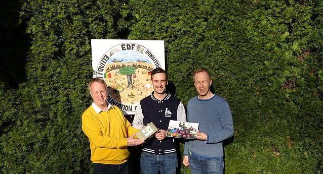 Bild: Klaus Becker (Stiftungsratsvorsitzender EDF; links), Simon Eichhorn (ThIWert/ Hochschule Nordhausen; Mitte) und Mirko Mehde (Stiftungsratsmitglied EDF; rechts) im Rahmen der imagin&auml;ren Baustein-&Uuml;bergabe des Schulbausteines 205.